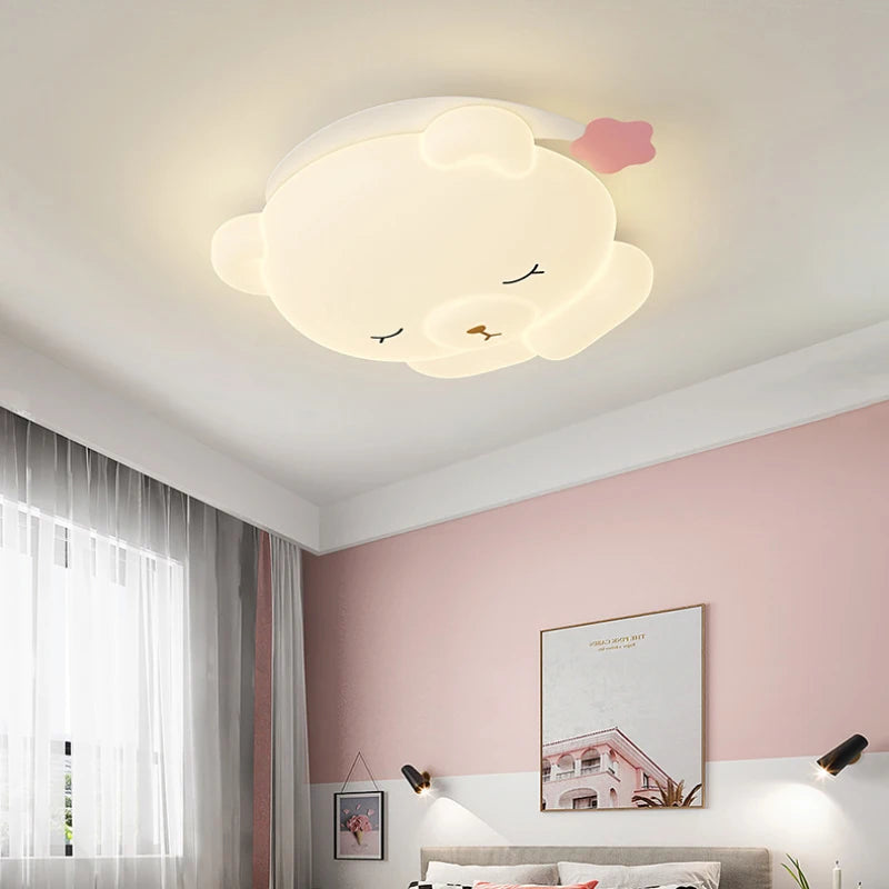 Orso che dorme in lampada a soffitto a forma di luna per la stanza dei bambini