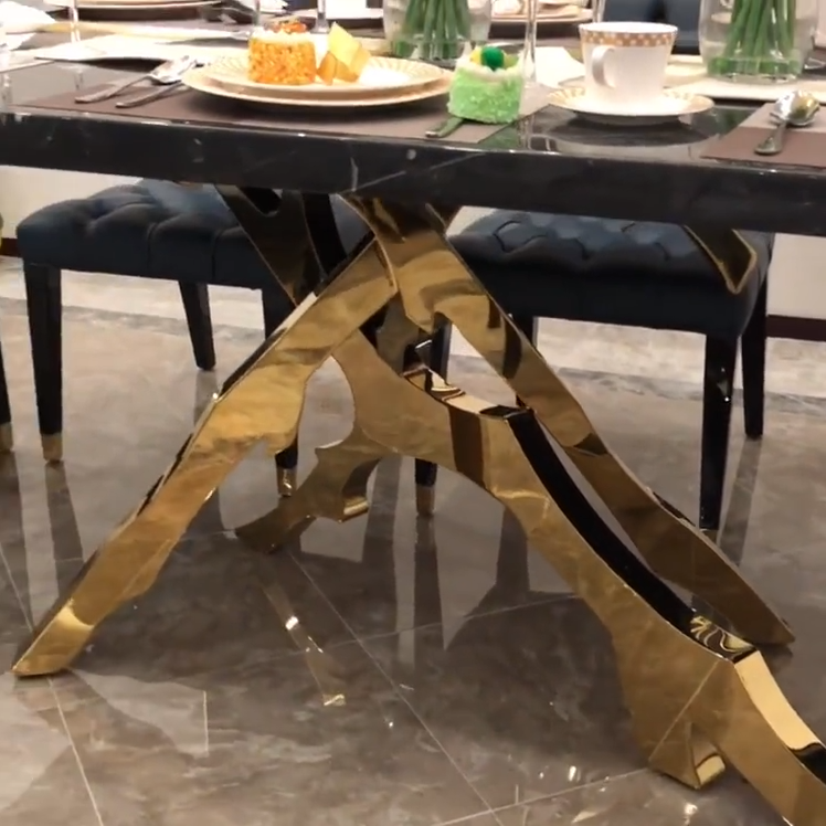 Table à manger design en laiton et bois de chêne