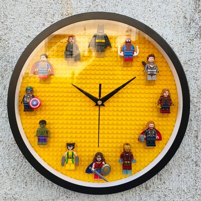 Horloge murale de super-héros avec blocs de construction Lego