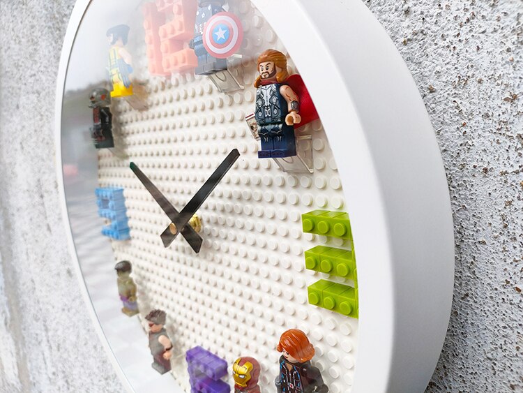 Horloge murale de super-héros avec blocs de construction Lego