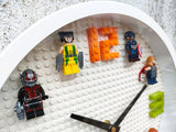 Horloge murale de super-héros avec blocs de construction Lego