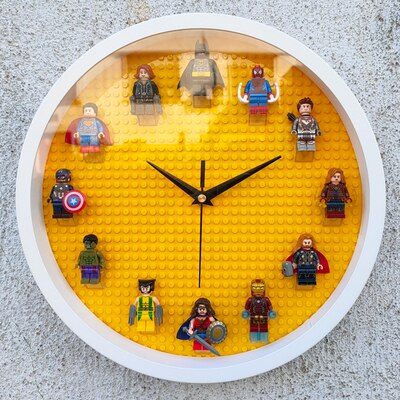 Horloge murale de super-héros avec blocs de construction Lego