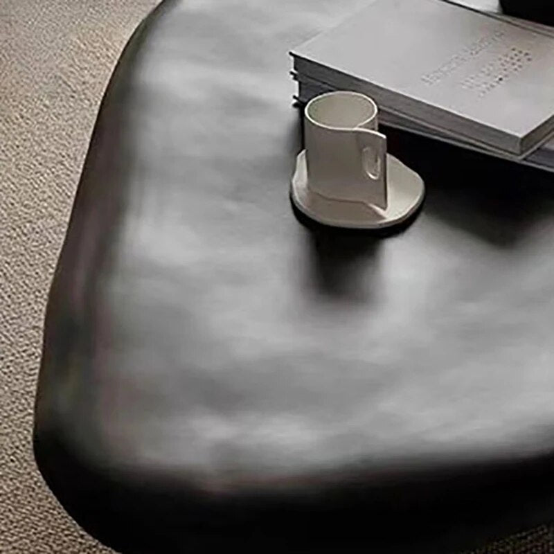 Table basse noire minimaliste moderne pour un salon élégant