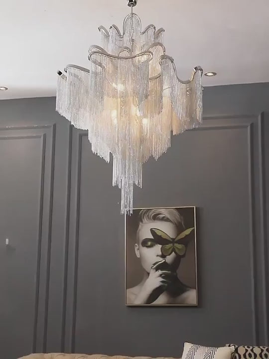 Lampadario in alluminio con frange: design elegante e senza tempo