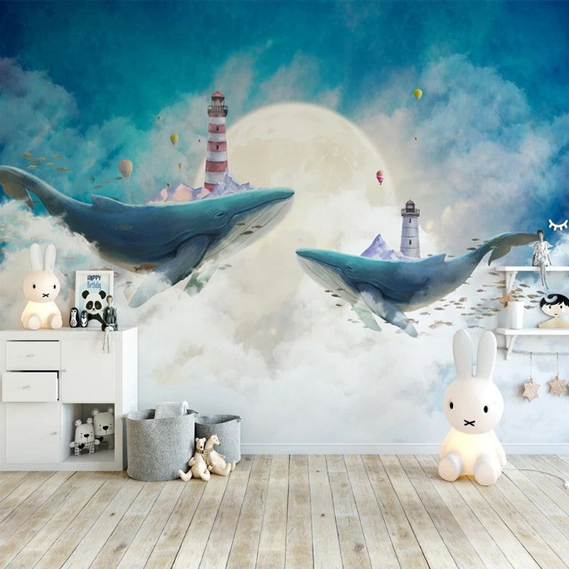 Carta da parati con balene, faro, cielo blu e nuvole bianche per decorare le pareti di casa